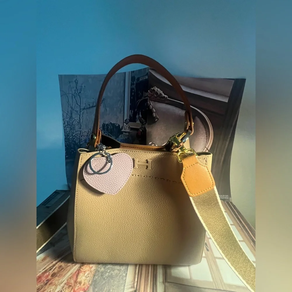 Elegant Tan  Handbag with 🩷 charm - perfect for the fall season ! 🍂🍂🍁🍁🍁🍁 - Picture 5 of 13